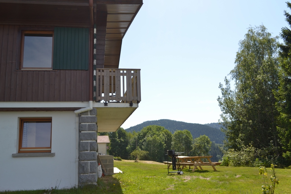 The right side of the chalet, with the mountains in the background